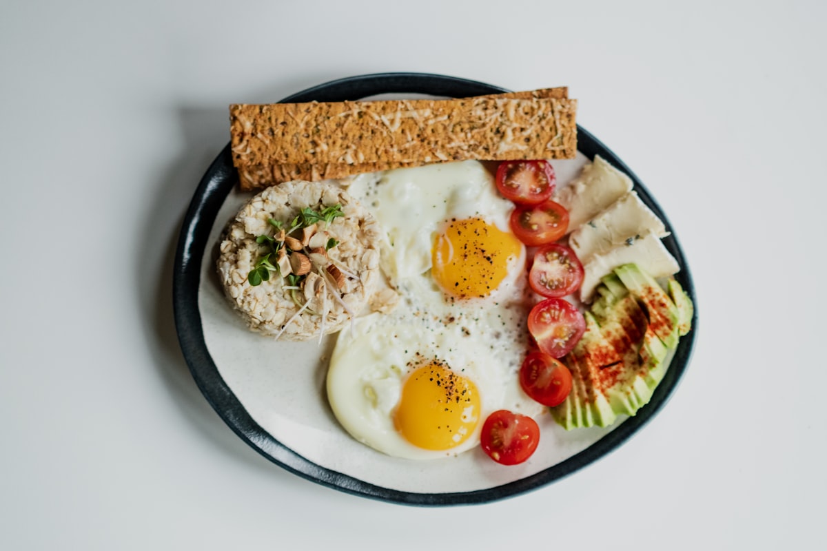 Balanced lunch bowl with grilled chicken, quinoa, and roasted vegetables